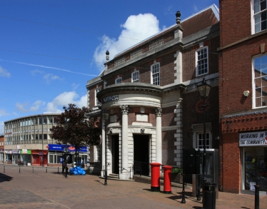 NatWest Gainsborough, © Peter Church https://creativecommons.org/licenses/by-sa/2.0/legalcode