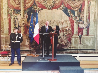 Sir Edward receives the insignia of Officier in the Légion d’Honneur