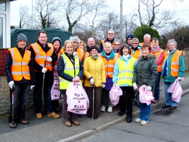 Volunteers in North Greetwell ready to go litter picking along the A158