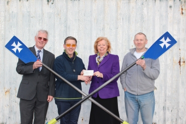 Cllr Jessie Milne hands a cheque to members of Gainsborough Rowing Club